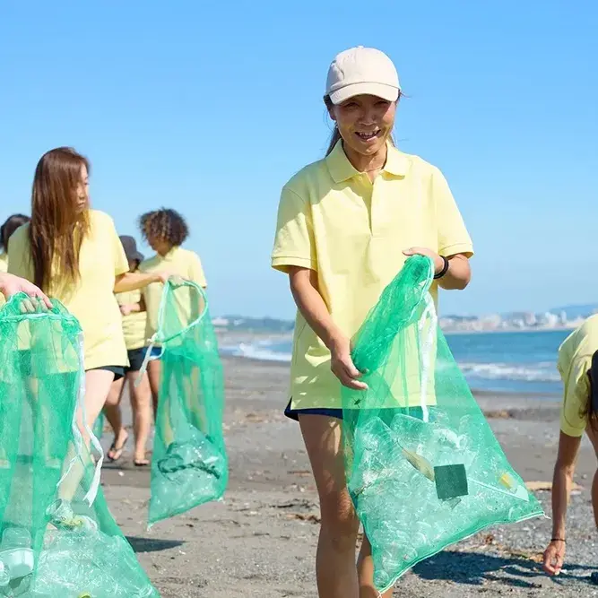 Persone che raccolgono i rifiuti da una spiaggia